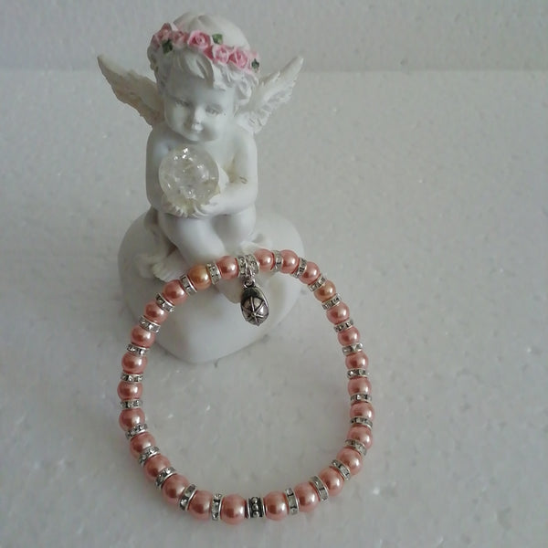 Bracelet de Perles Roses Saumon et sa Breloque Casquette