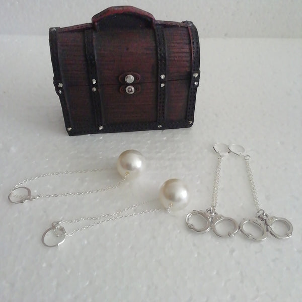 Ensemble de Boucles d'Oreilles Menottes et Perles Nacrées Blancs