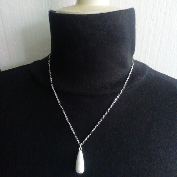 Collier et sa Pierre Goutte d'Eau Howlite