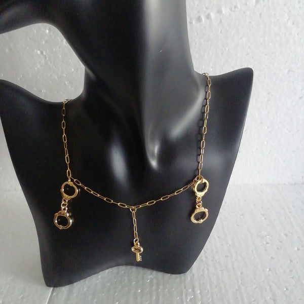 Collier avec Deux Paires de Menottes et sa Clef