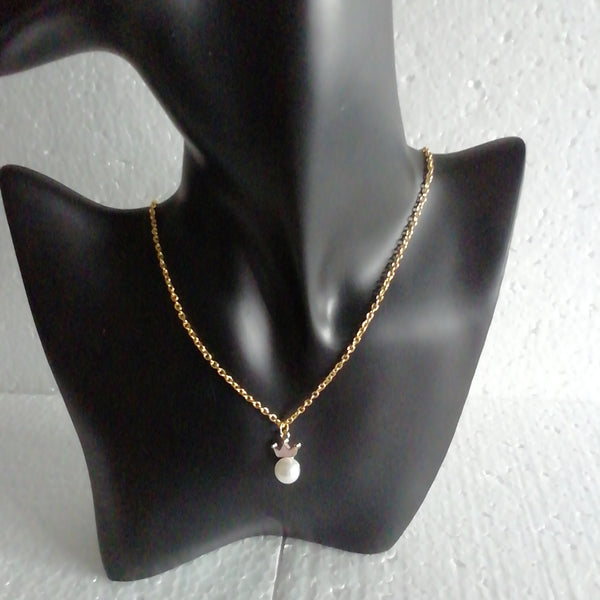 Collier Doré avec sa Perle Nacrée Blanche et sa Couronne Rose