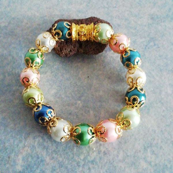 Bracelet de Perles Nacrées de Plusieurs Couleurs Habillées de Dentelle Dorée