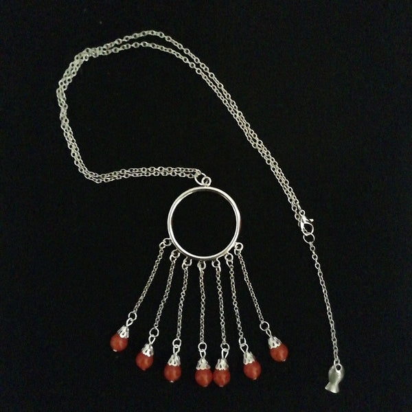 Collier avec un Anneau qui Tient Sept Chaînettes et Sept Perles Rouges Oeil de Chat