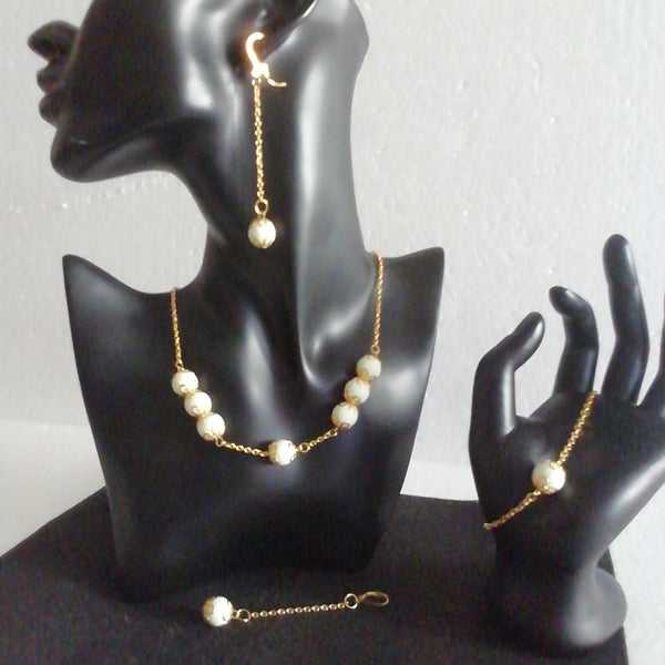 Collection Pulsion Ensemble Collier Bracelet Boucles D'Oreilles Chaîne Dorée et Perles Imitation Marbre