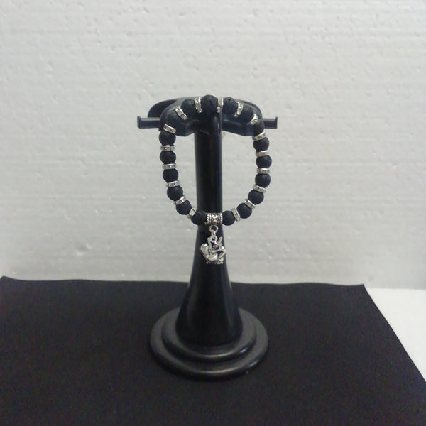Bracelet Perles de lave Noires Naturelles et sa Sorcière