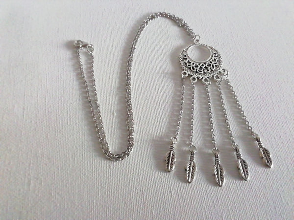 Collier Avec 5 Feuilles argentées